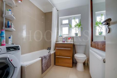 4 bedroom flat for sale, North Circular Road, London, NW2