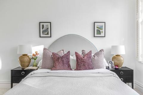 10 Alfriston Road, London, SW11 6NN