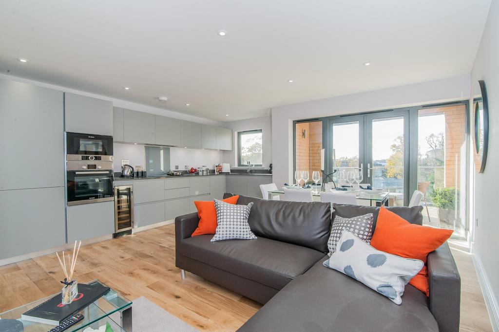 Kingston upon Thames KT2 3 bed flat to rent £2,550 pcm (£588 pw)
