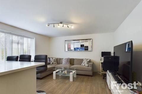 2 bedroom apartment for sale, High Street, Wraysbury, Berkshire, TW19