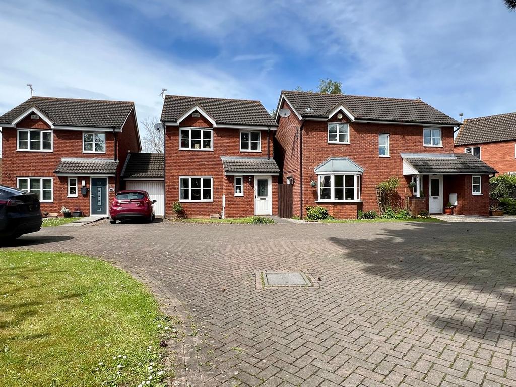 Cheltenham Road East, Gloucester GL3 3 bed detached house for sale £365,000