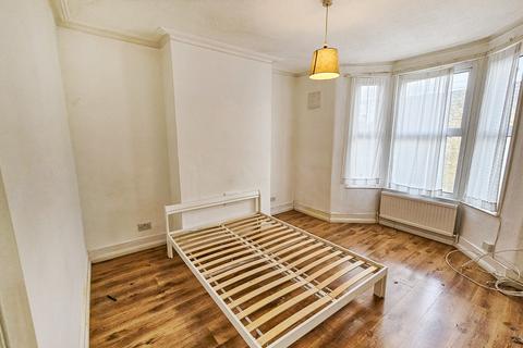 3 bedroom flat for sale, Carson Road, London, E16