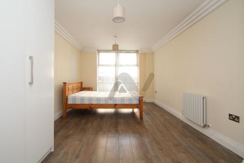 3 bedroom flat to rent, Blackstock Road, London N4