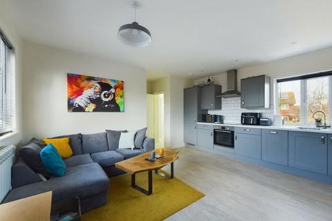 2 bedroom flat for sale, Brighton Road, Mannings Heath, Horsham, West Sussex, RH13 6HZ