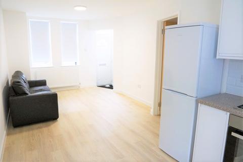 2 bedroom flat to rent, West Gardens, Colliers Wood, London