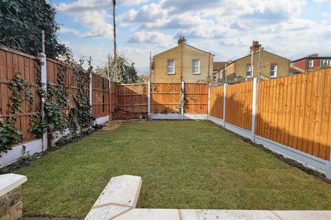 3 bedroom semi-detached house to rent, Brightwell Avenue, Westcliff-On-Sea, SS0