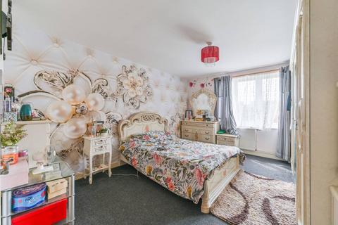 3 bedroom flat for sale, Esquiline Lane, Mitcham, CR4