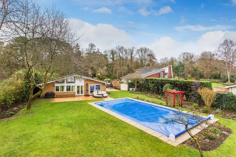 6 bedroom detached bungalow to rent, Yarrowfield, Woking GU22