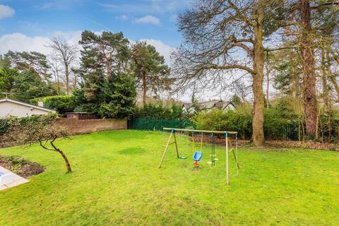 6 bedroom detached bungalow to rent, Yarrowfield, Woking GU22