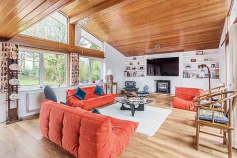 6 bedroom detached bungalow to rent, Yarrowfield, Woking GU22