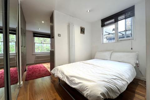 Studio to rent, London N16