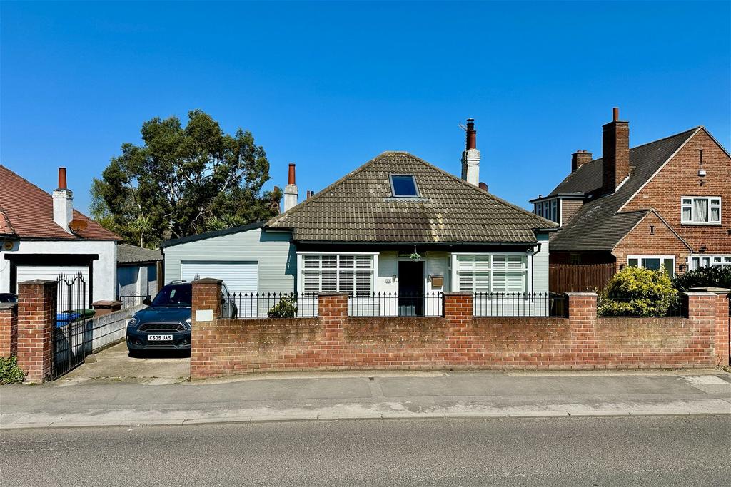 Hull Road, Withernsea HU19 4 bed detached bungalow for sale - £270,000