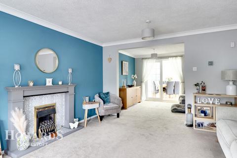 2 Coverdale, Carlton Colville, Lowestoft, NR33 8TD