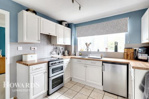 2 Coverdale, Carlton Colville, Lowestoft, NR33 8TD