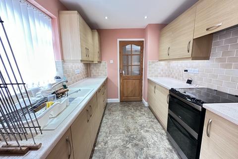 3 bedroom semi-detached house to rent, Ventnor Gardens, Luton, Bedfordshire, LU3 3SW