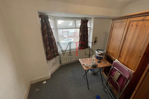 4 bedroom terraced house to rent, Waye Ave, Cranford, TW5