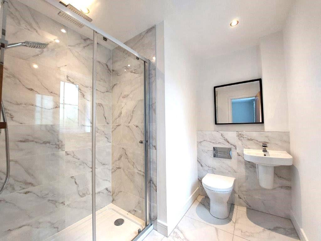 En-suite to Main Bedroom