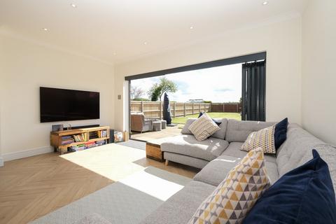 390 Court Road, Orpington, BR6 9BX