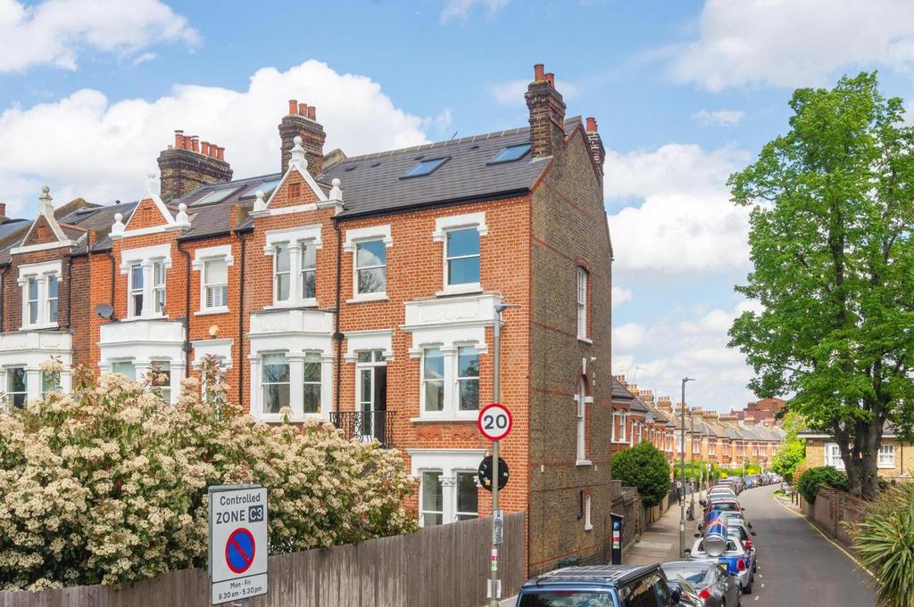 Clapham Common North Side, London 1 bed flat for sale £475,000