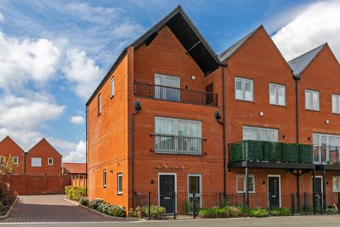 3 bedroom townhouse for sale, Venta Drive, Winchester, SO22 6FS
