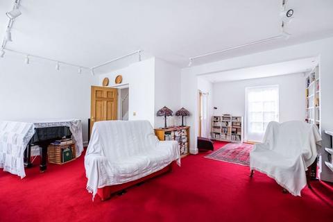 2 Hogarth Hill, London, NW11 6AX