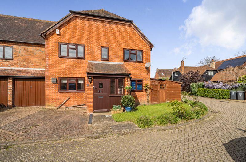 Hale Court, East Peckham 4 bed end of terrace house - £400,000