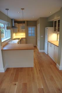 3 bedroom detached house to rent, Pine View Close, Haslemere