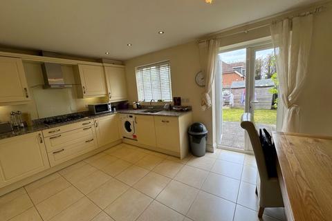 3 bedroom terraced house to rent, Woodland Gardens, Hindhead