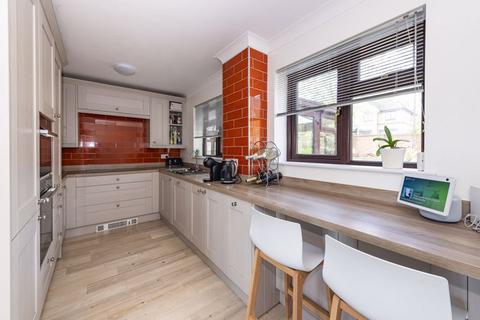 8 Bay Tree Close, Heathfield, TN21 8YG