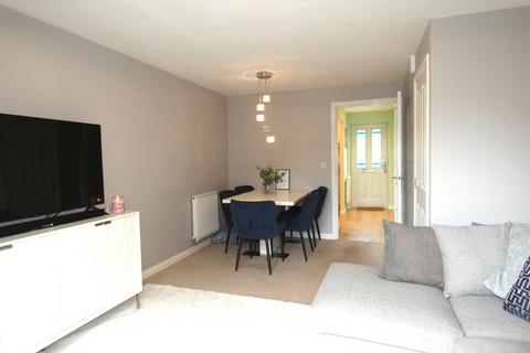 3 bedroom end of terrace house to rent, Swallow Crescent