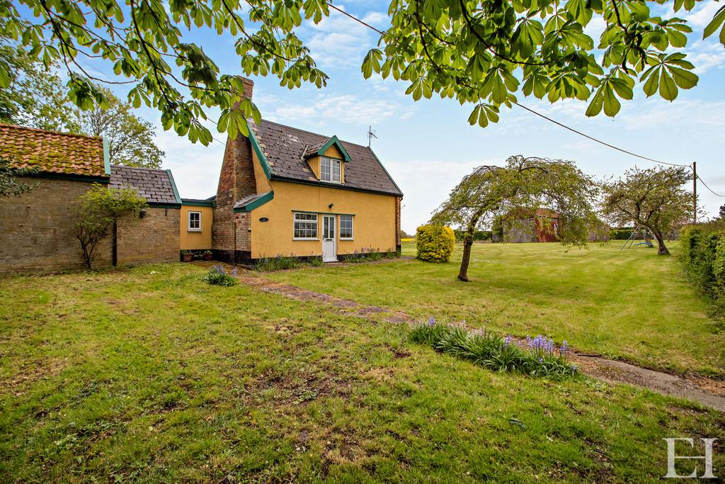 Bacton, Stowmarket 2 bed detached house for sale £425,000