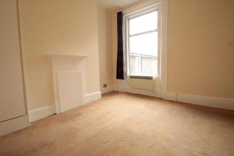 3 bedroom flat to rent, High Street, Sutton