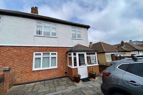 3 bedroom semi-detached house to rent, Hilldale Road, Sutton