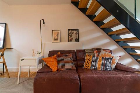 2 bedroom terraced house to rent, Reservoir Street, Salford