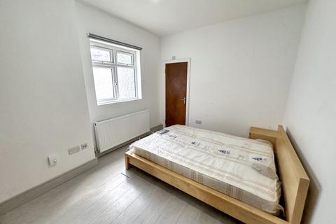 Mixed use to rent, Balfour Road, Hounslow, TW3