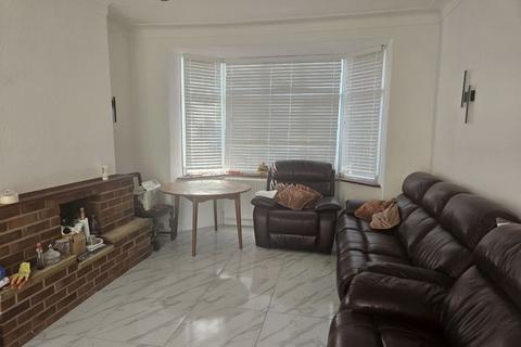 3 bedroom end of terrace house to rent, Gantshill Crescent, Ilford