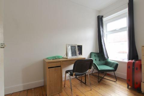 5 bedroom terraced house to rent, Strathnairn Street, Cardiff CF24