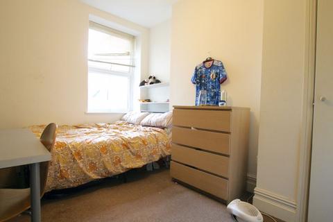 8 bedroom terraced house to rent, Mackintosh Place, Cardiff CF24