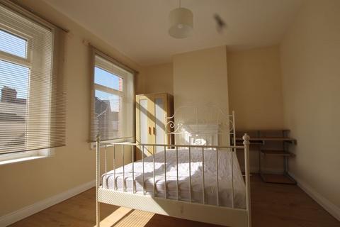 4 bedroom terraced house to rent, Gelligaer Street, Cardiff CF24