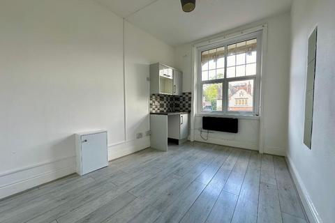 1 bedroom in a flat share to rent, 86 Station Road, Westcliff on Sea, Essex, SS0 7RQ