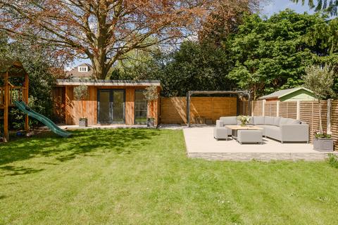 129 Queens Road, Richmond, TW10 6HF