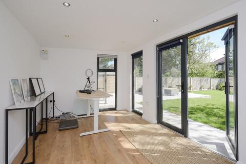 129 Queens Road, Richmond, TW10 6HF