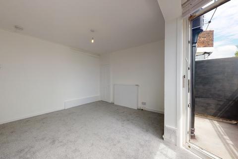 3 bedroom flat to rent, Becklow Gardens, London W12