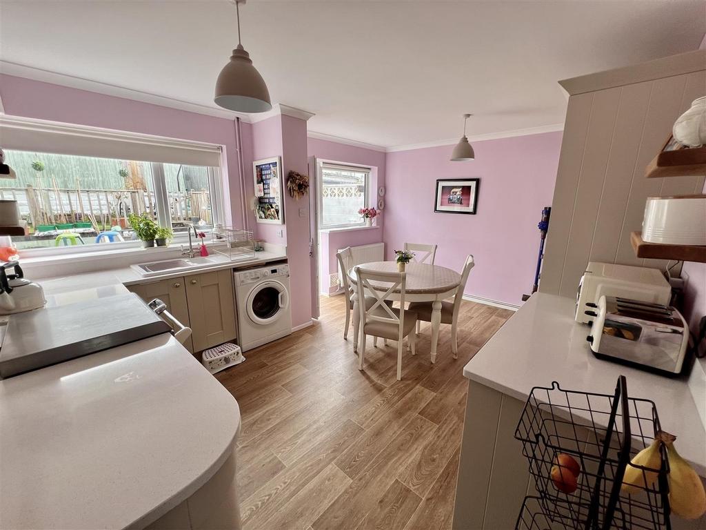 Llwyn Y Bryn, Bonllwyn, Ammanford 3 bed detached house for sale £270,000