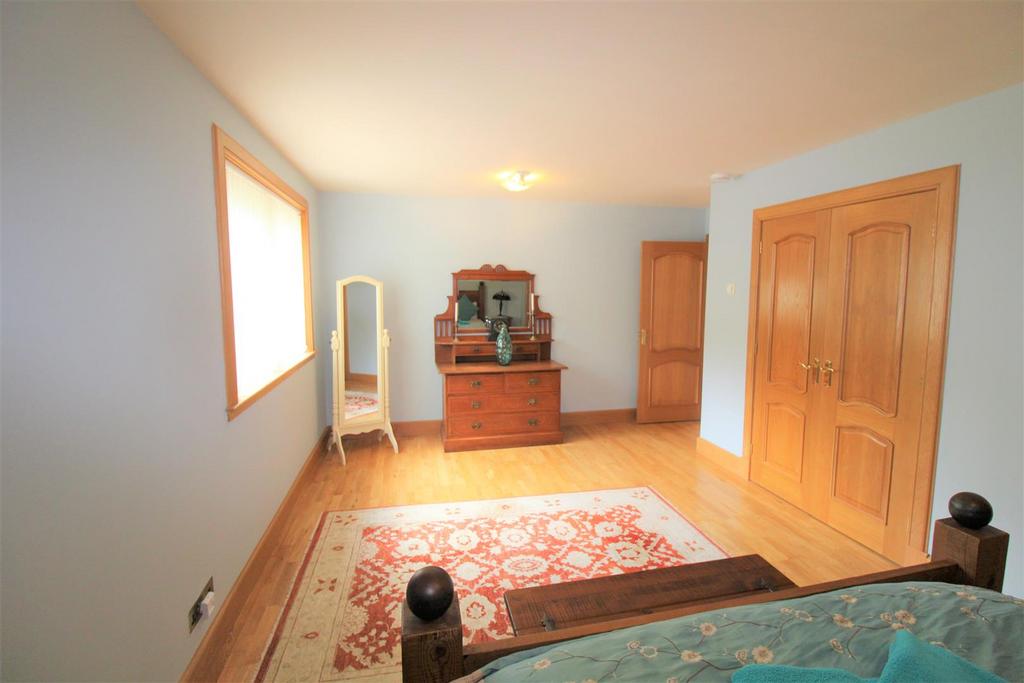 Bedroom two (2).jpg