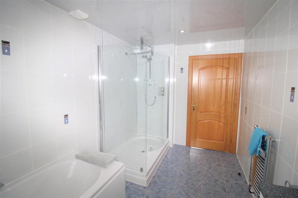 Bathroom (2).jpg