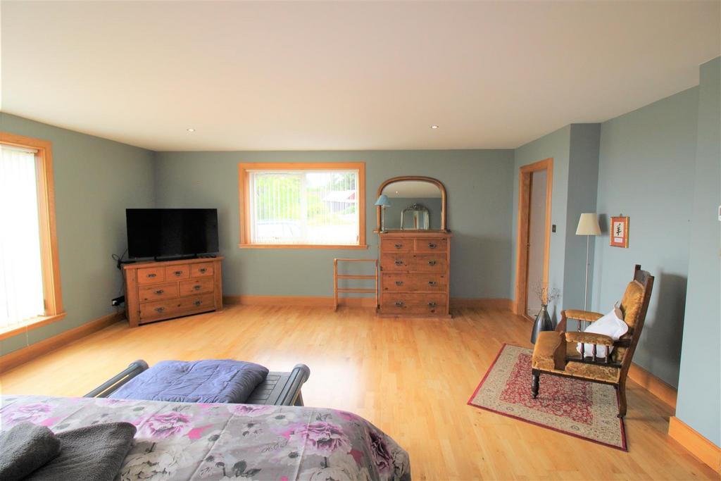 Bedroom one (2).jpg