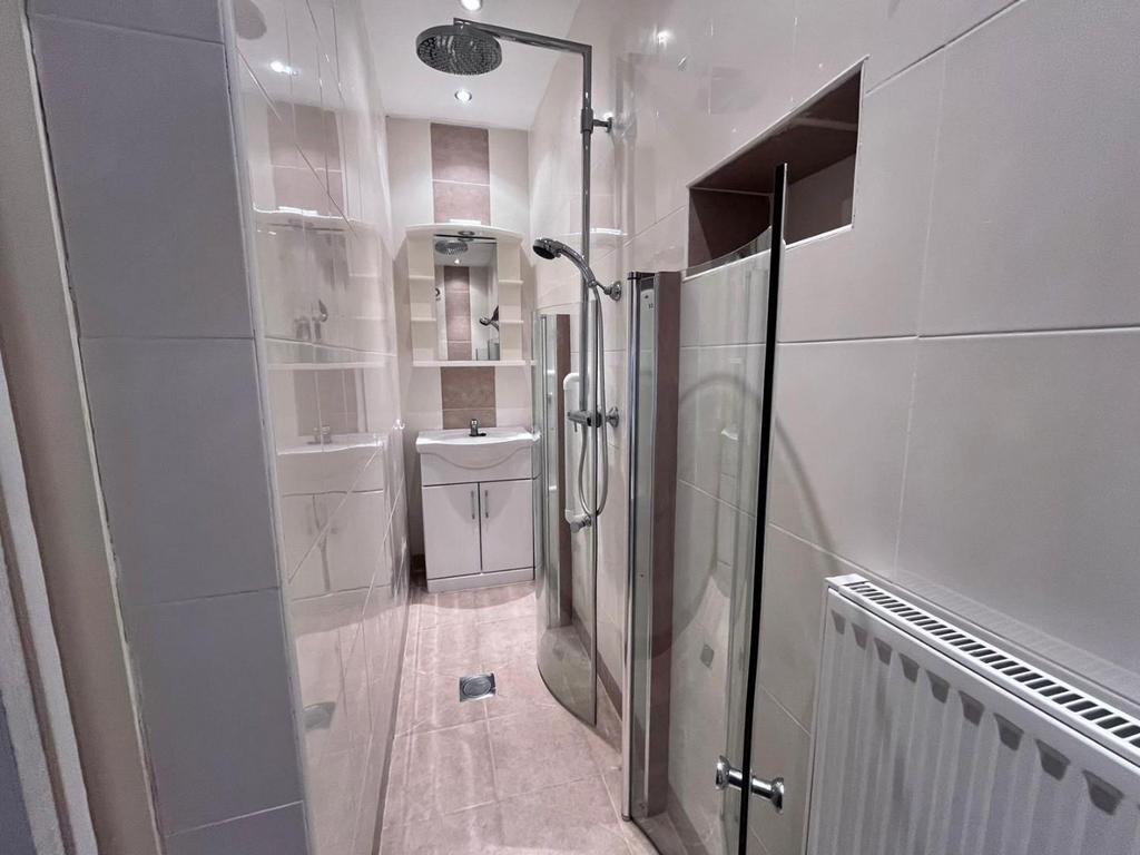 Bathroom x2.jpg