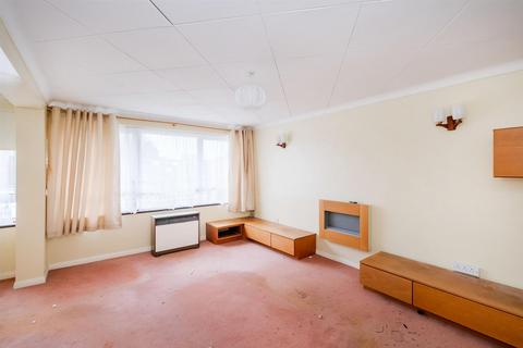 2 bedroom flat for sale, Waylands Court, Staines Road, Ilford