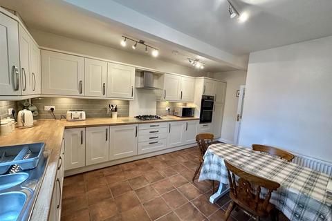 3 bedroom end of terrace house for sale, Halifax Road, Staincliffe, Dewsbury